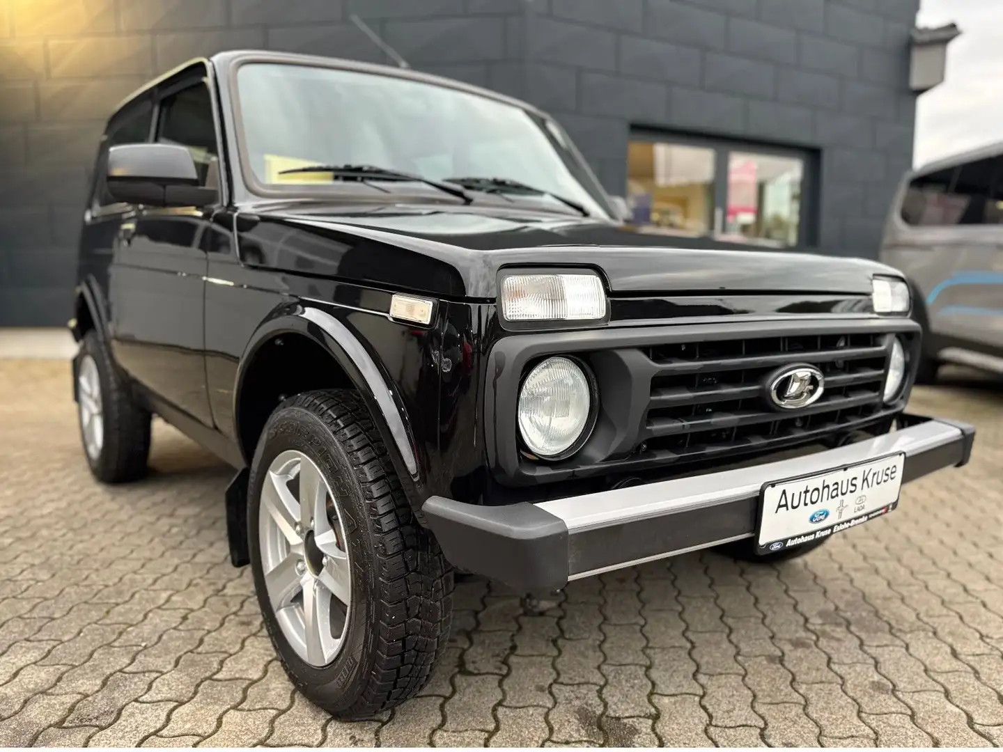 Lada Niva Legend Allrad 1.7l 61 kW(83PS)+Sitzheizung Schwarz - 1