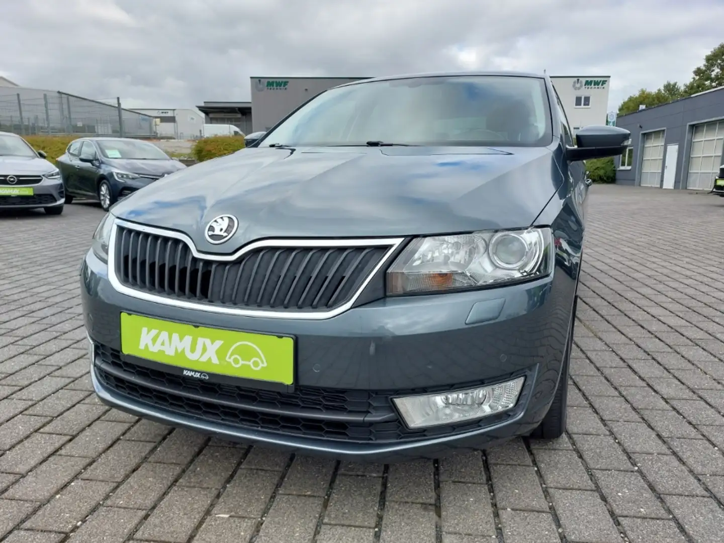 Skoda Rapid/Spaceback 1.2TSI DSG Joy+XENON+CARPLAY+TEMPO+PDC+SHZ Grau - 1