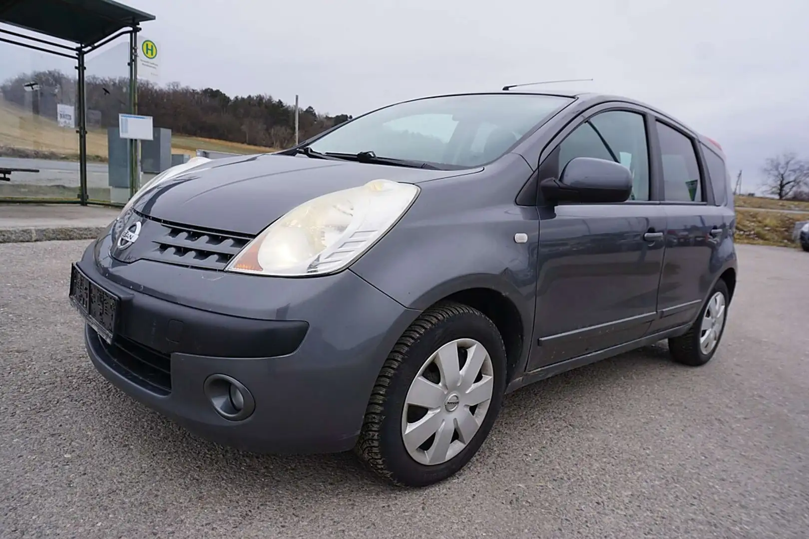 Nissan Note 1,4 Grau - 2