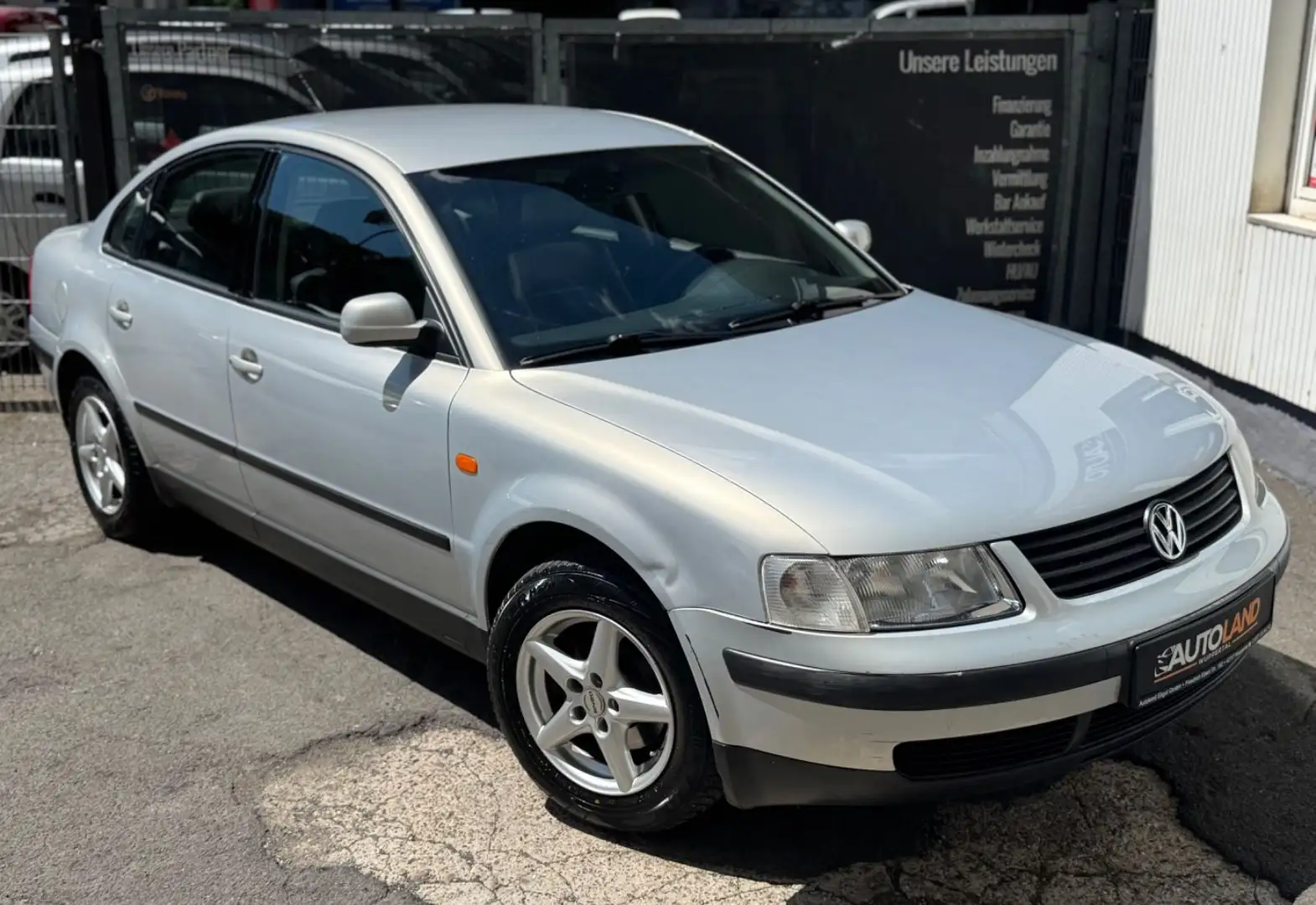Volkswagen Passat *Highline *1.8l*2.Hand*Klima*Servo*Allwet* Silber - 1