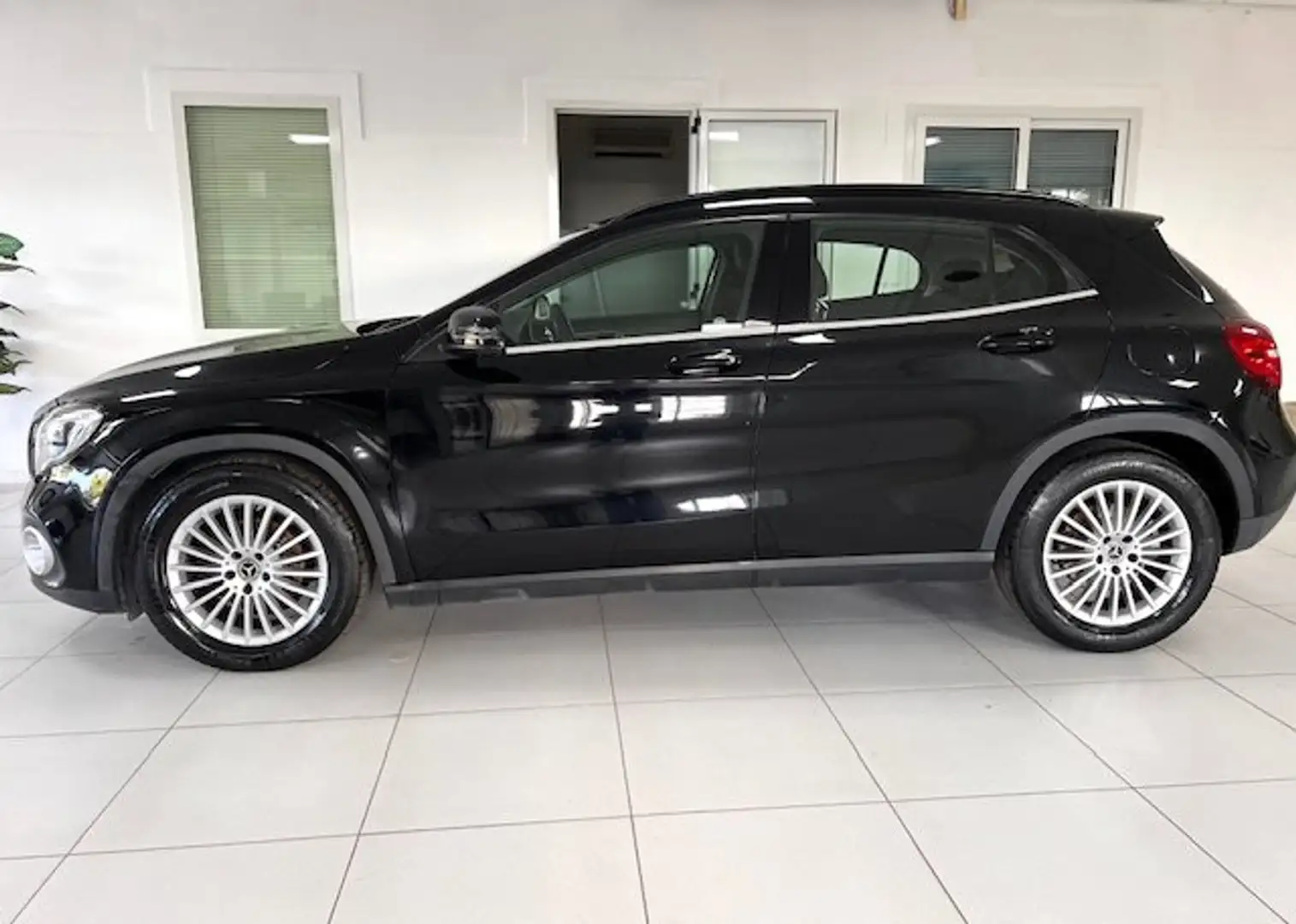 Mercedes-Benz GLA 180 GLA 180 Executive auto Nero - 2