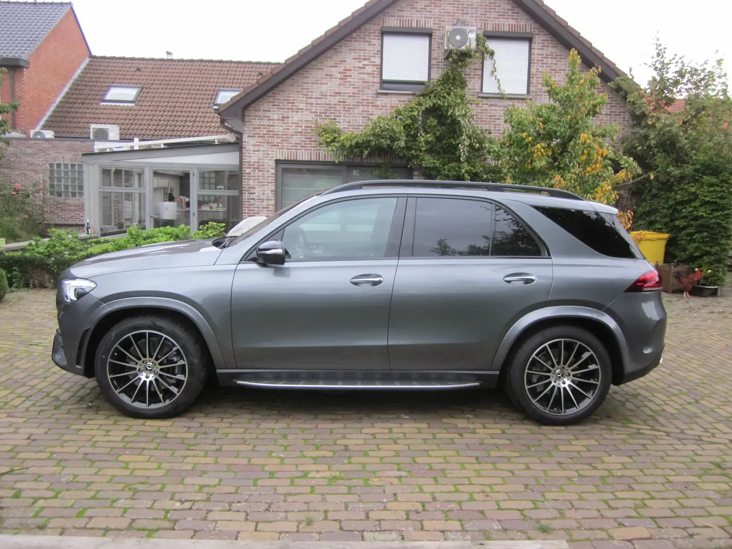 Mercedes-Benz GLE 300 GLE 300 d 4Matic 9G-TRONIC AMG Line Grijs - 2