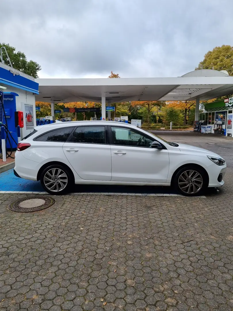 Hyundai i30 Kombi 1.4 T-GDI Premium Weiß - 2