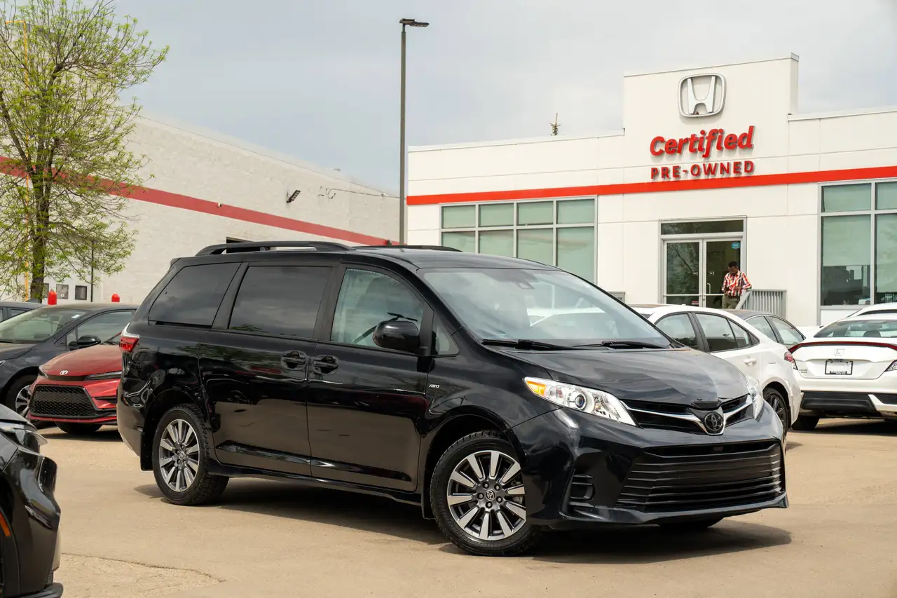 Toyota Sienna снимка Toyota Sienna