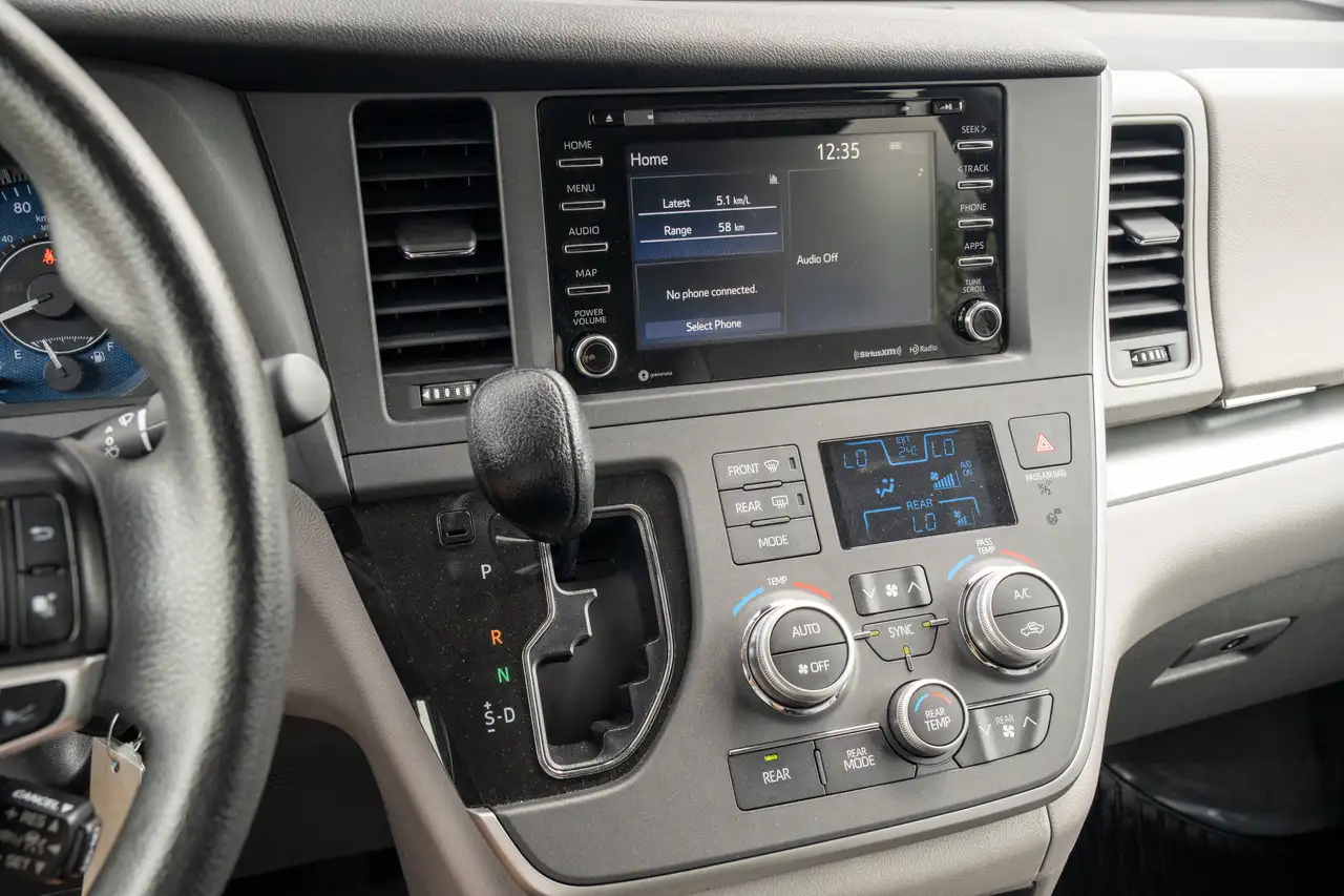 Toyota Sienna снимка Toyota Sienna