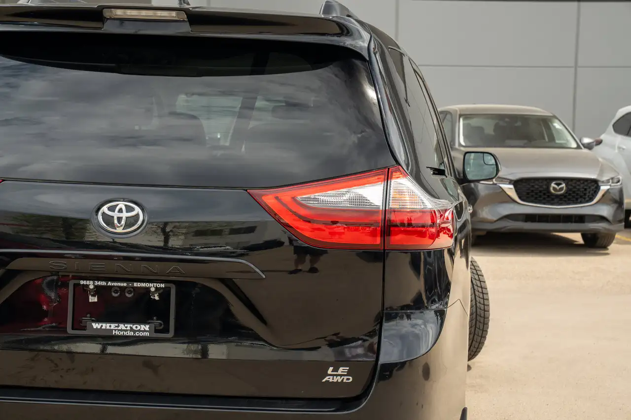 Toyota Sienna снимка Toyota Sienna