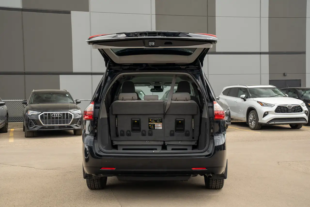 Toyota Sienna снимка Toyota Sienna
