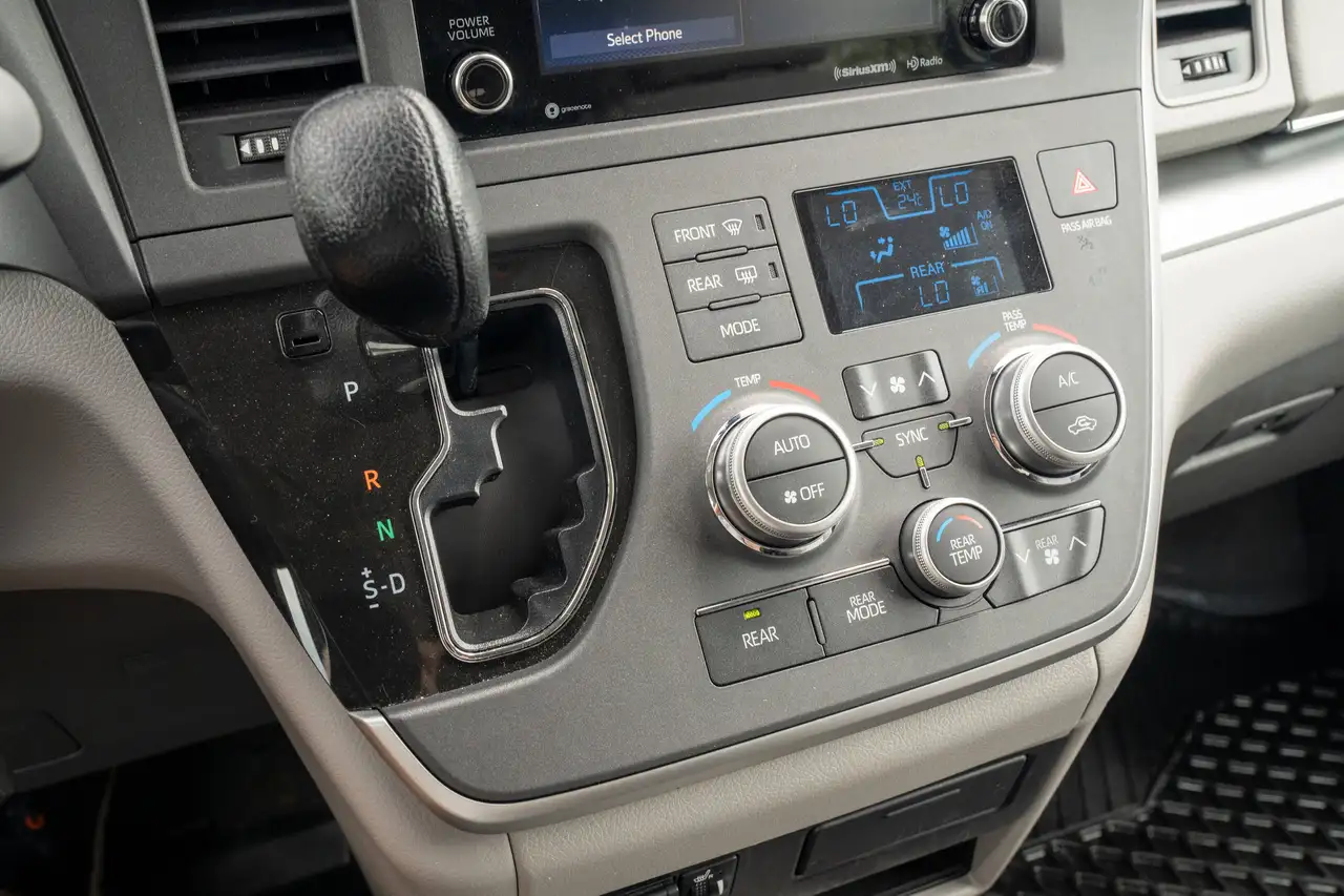 Toyota Sienna снимка Toyota Sienna