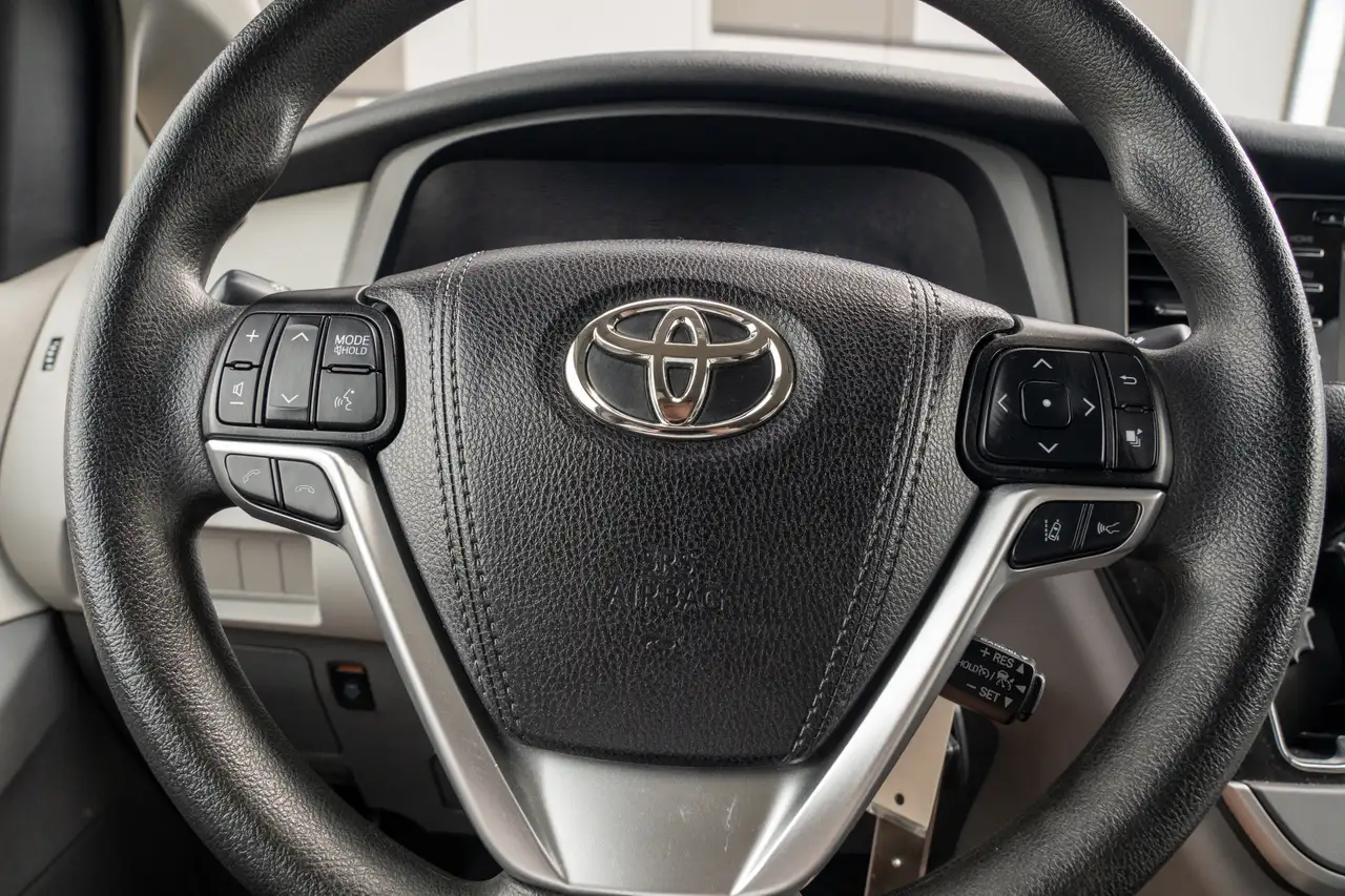 Toyota Sienna снимка Toyota Sienna