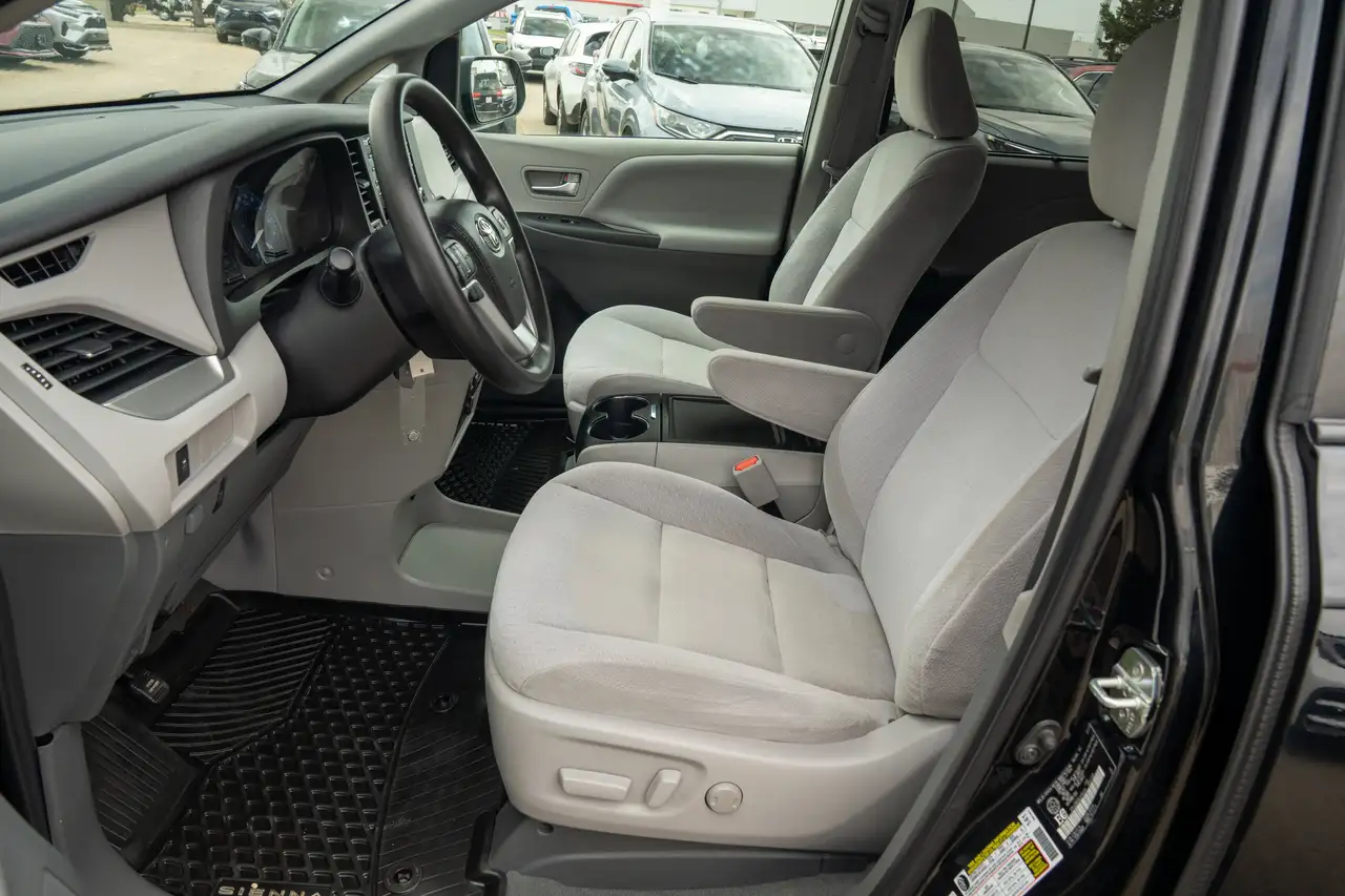 Toyota Sienna снимка Toyota Sienna