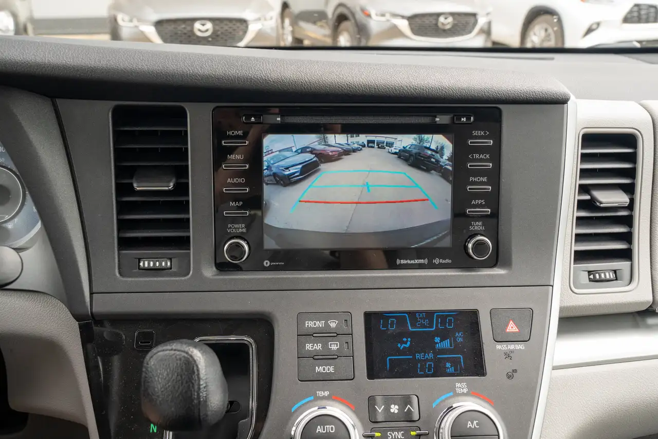 Toyota Sienna снимка Toyota Sienna