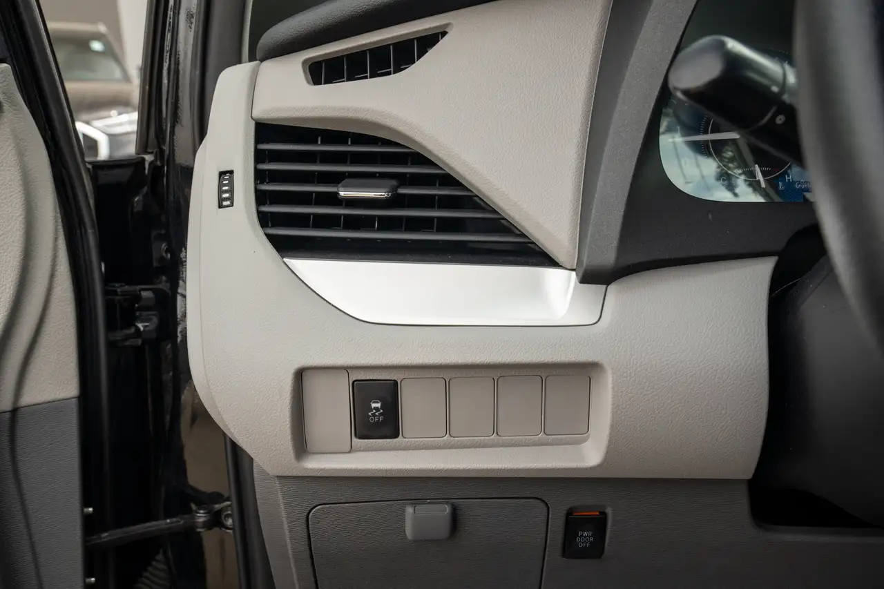 Toyota Sienna снимка Toyota Sienna