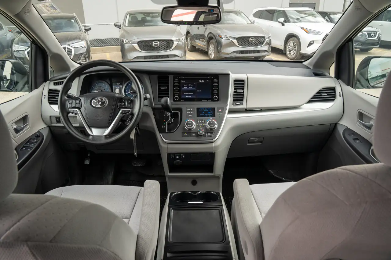 Toyota Sienna снимка Toyota Sienna