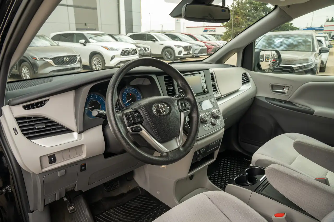 Toyota Sienna снимка Toyota Sienna