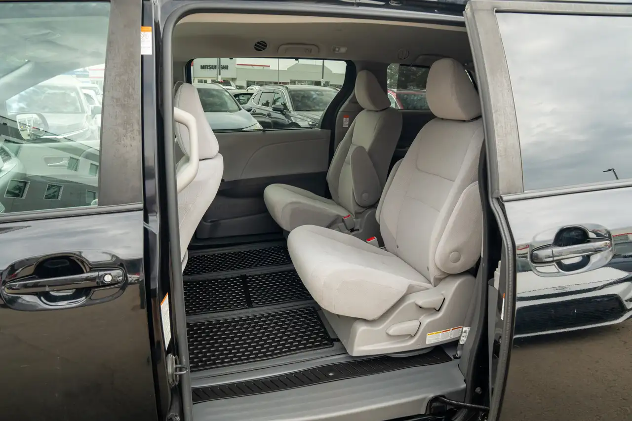 Toyota Sienna снимка Toyota Sienna