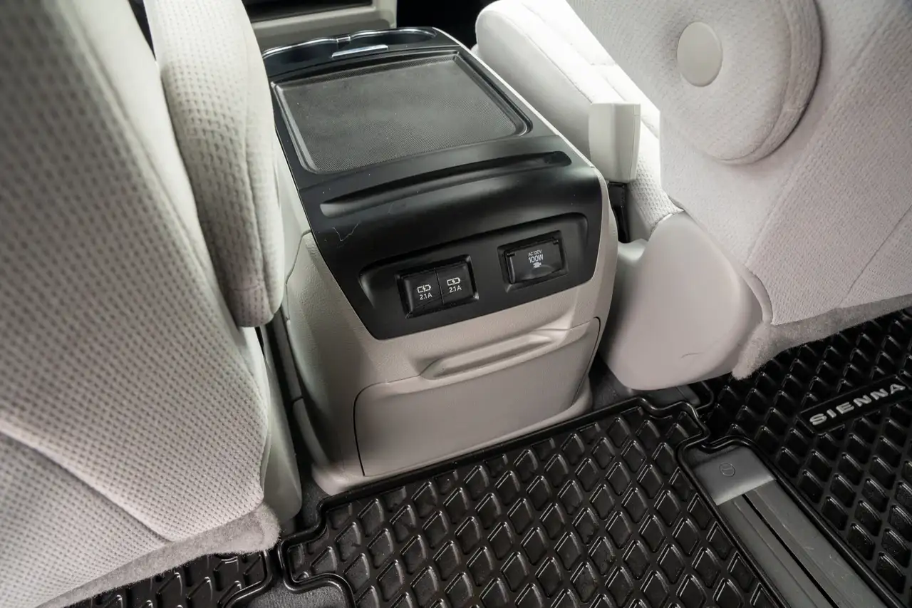 Toyota Sienna снимка Toyota Sienna