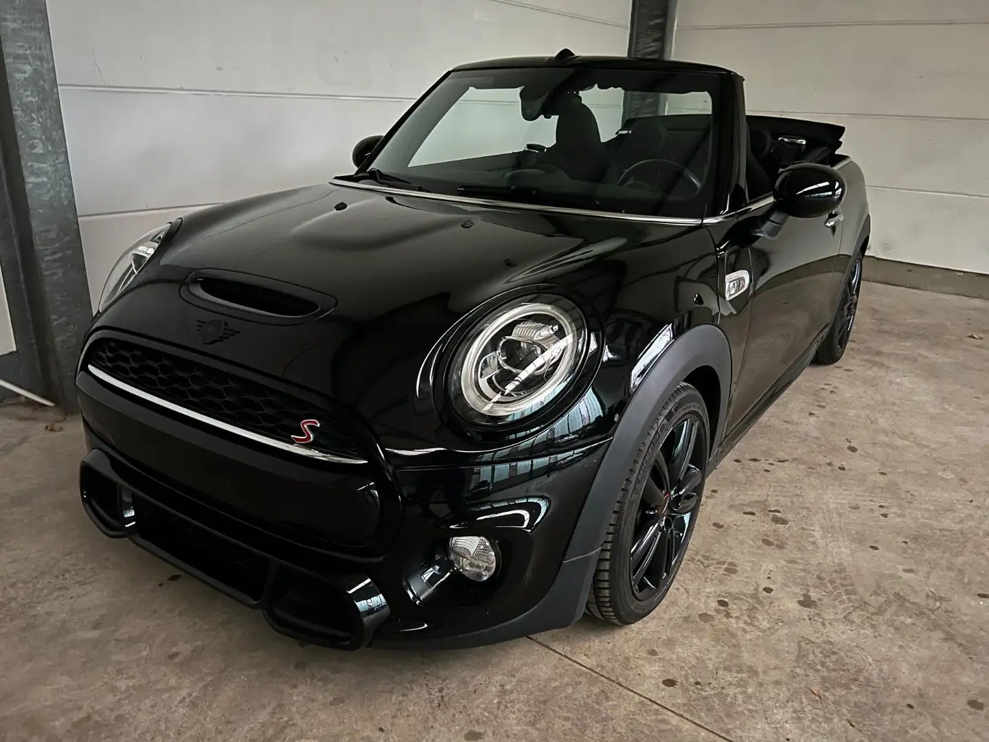 MINI Cooper S Cabrio Sport-Aut.+ Navi+LED+ JCW-Trim ! Schwarz - 2