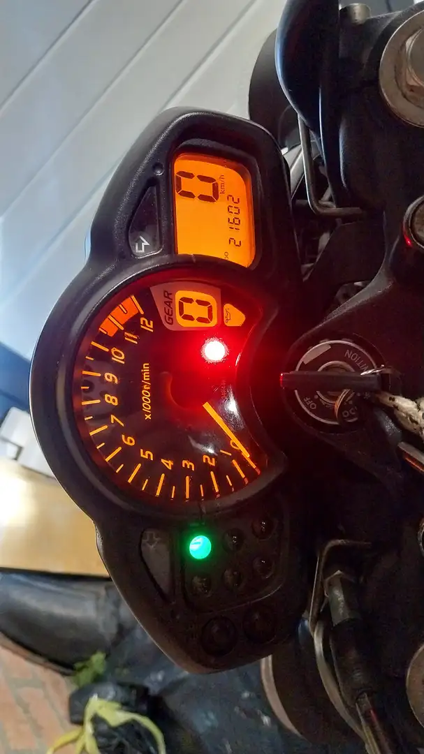 Suzuki Gladius 650 Zwart metallic in zeer nette staat Black - 2