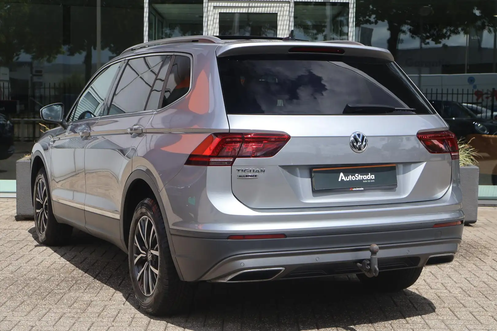 Volkswagen Tiguan Allspace 1.5 Comfortline TSI 150pk | ACC | Pano | Trekhaak Grijs - 2