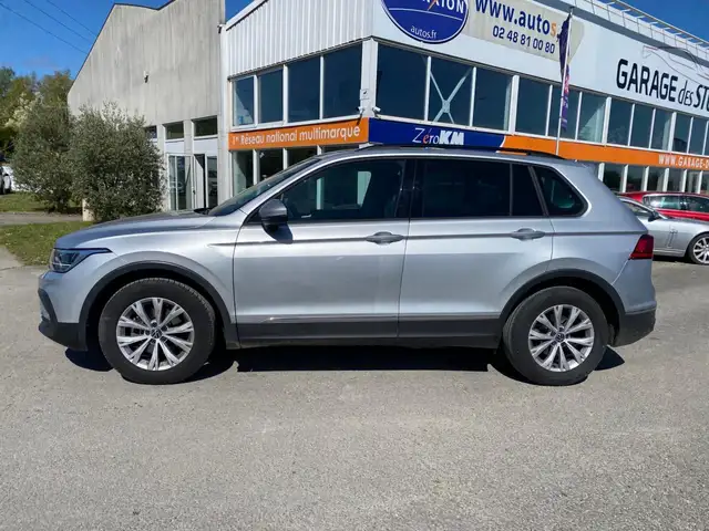 Volkswagen Tiguan view 3