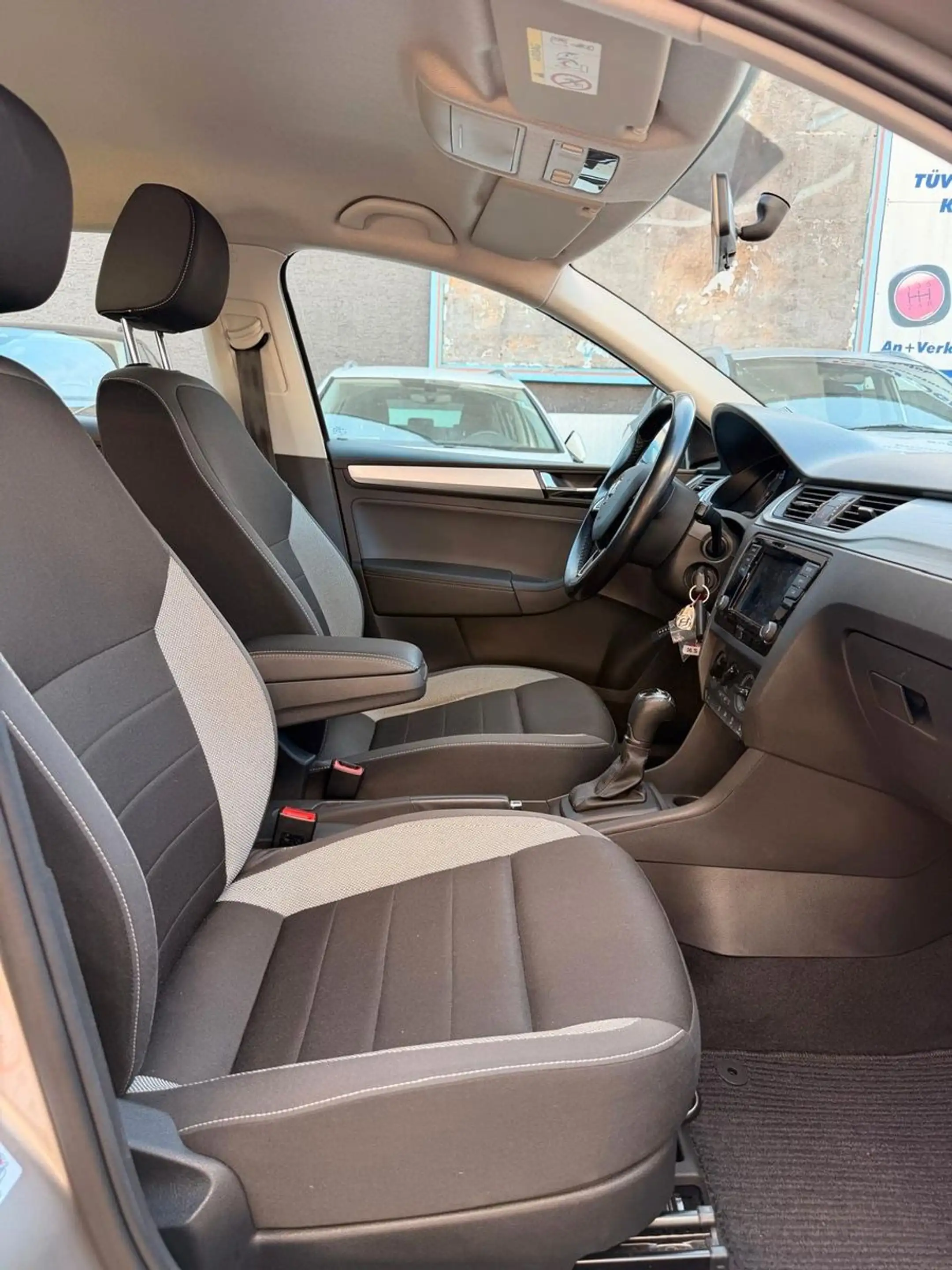 Skoda Rapid/Spaceback Spaceback Ambition*KLIMA*SHZ*PDC*AHK* — photo 11