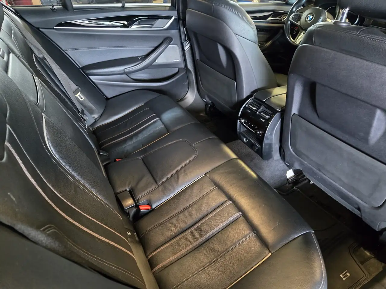 BMW 5 Series снимка BMW 5 Series