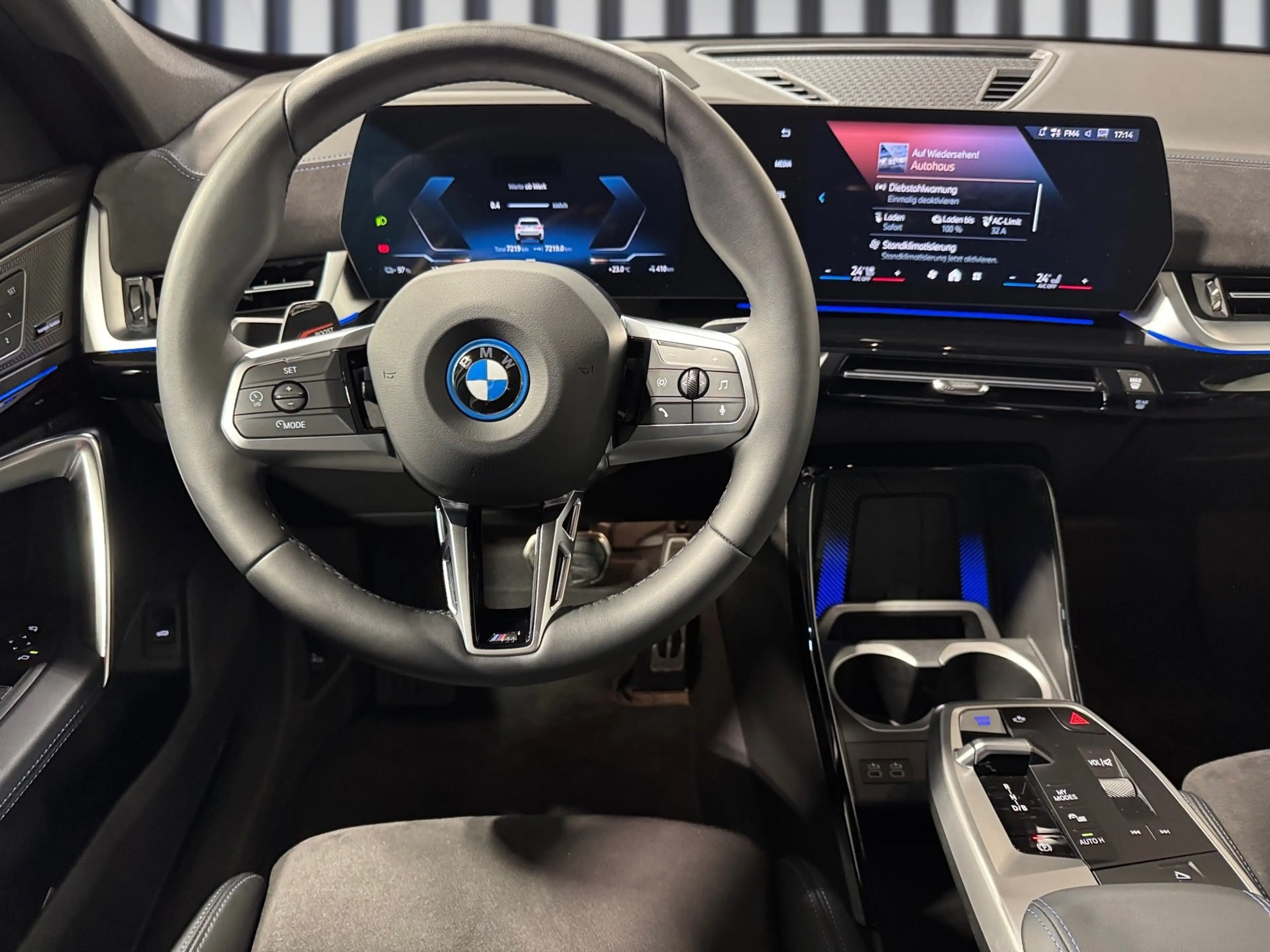 BMW iX1 eDrive20 — photo 9