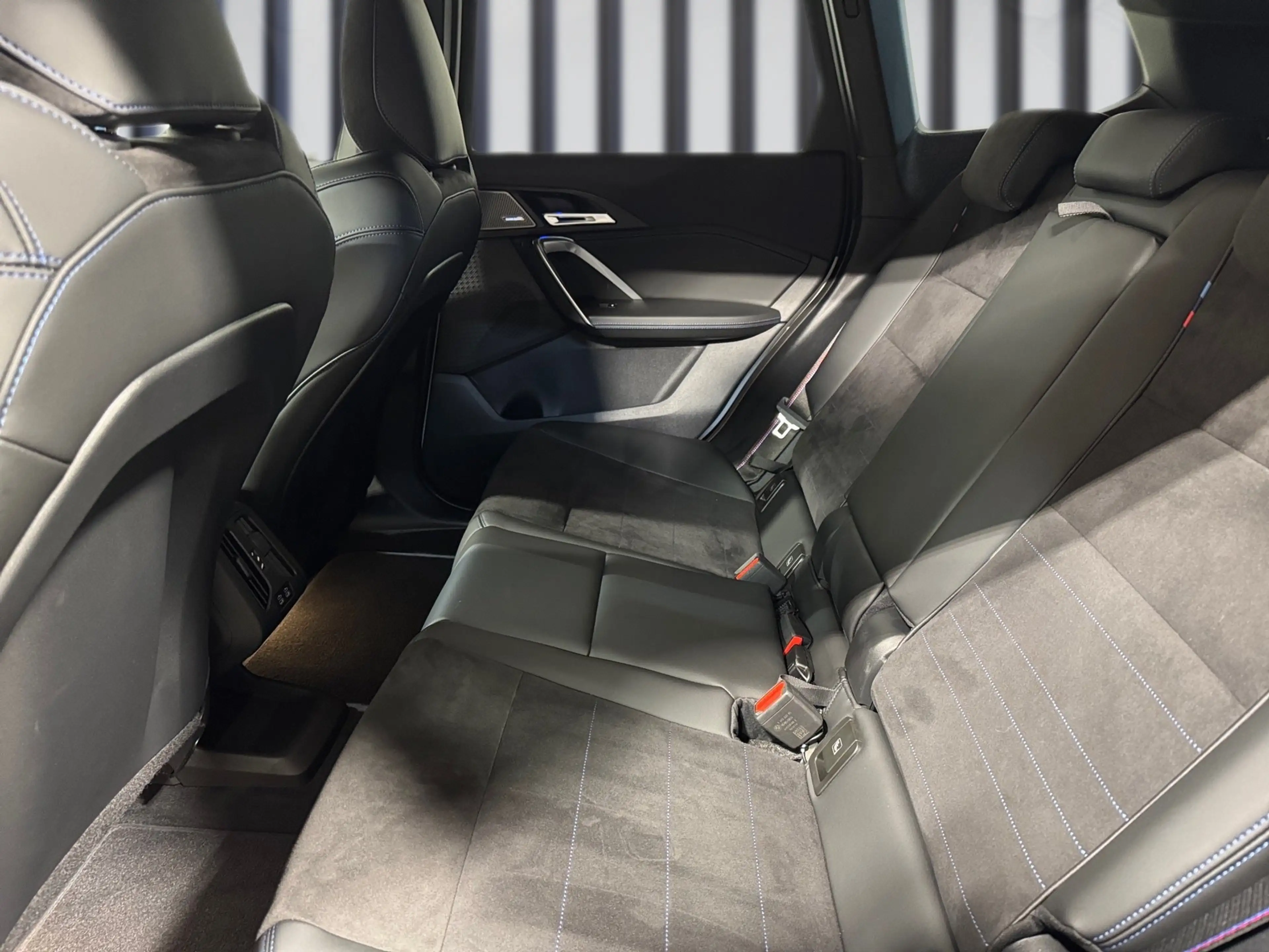 BMW iX1 eDrive20 — photo 8
