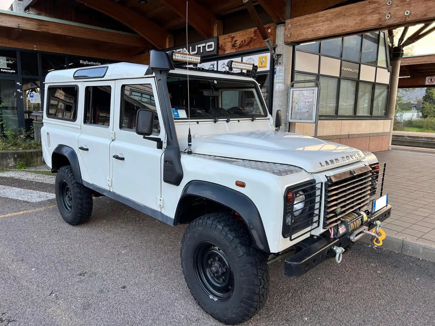 Land Rover Defender 110 2.4 td SE SW AUTOVETTURA 7 POSTI MOD. A LIBR. Blanco - 1