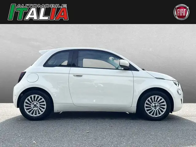 Fiat 500e view 3
