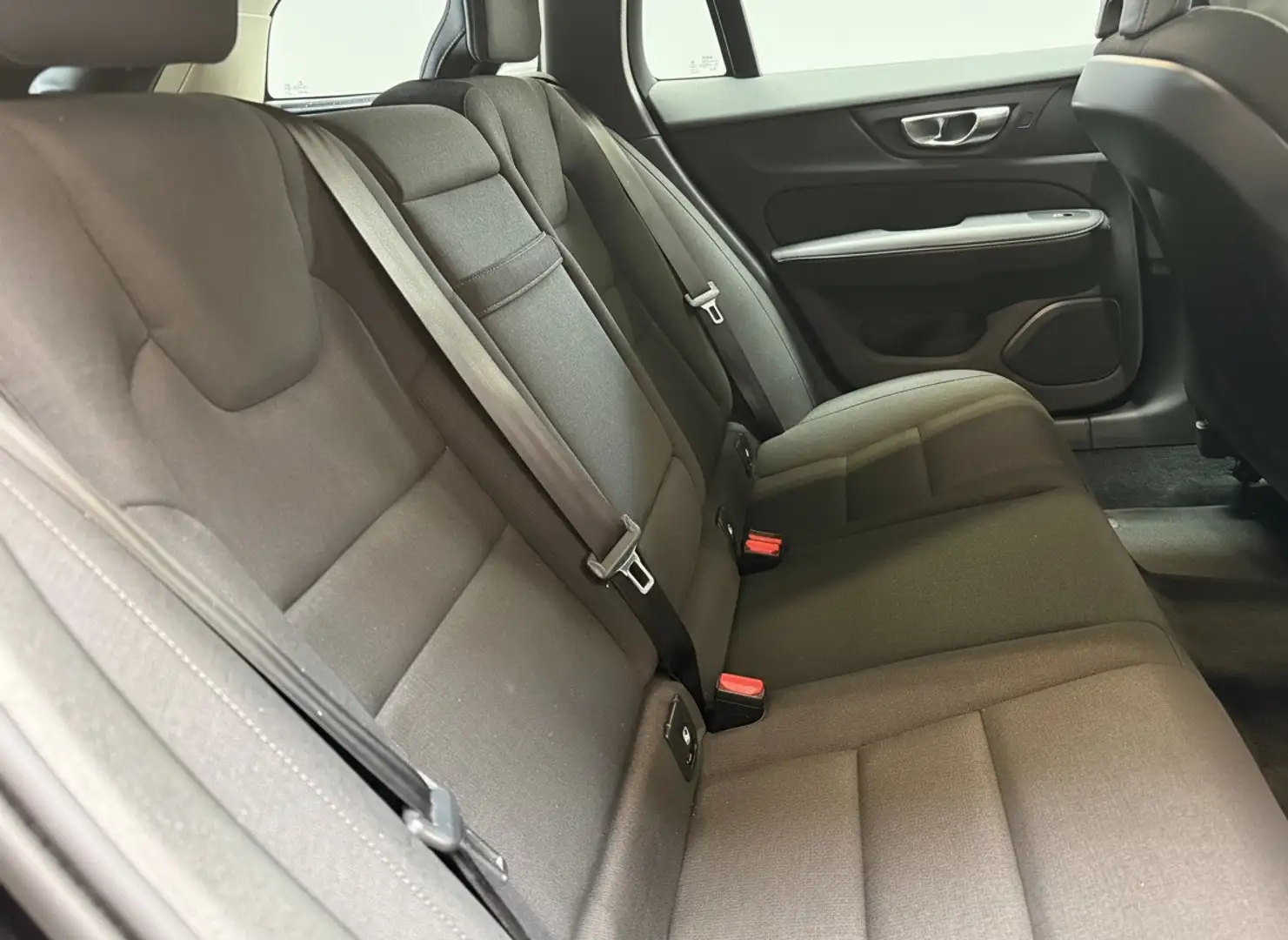 Volvo V60 2.0 B3 Mild Hybrid Aut., Camera | Climate pack | 1 Schwarz - 2