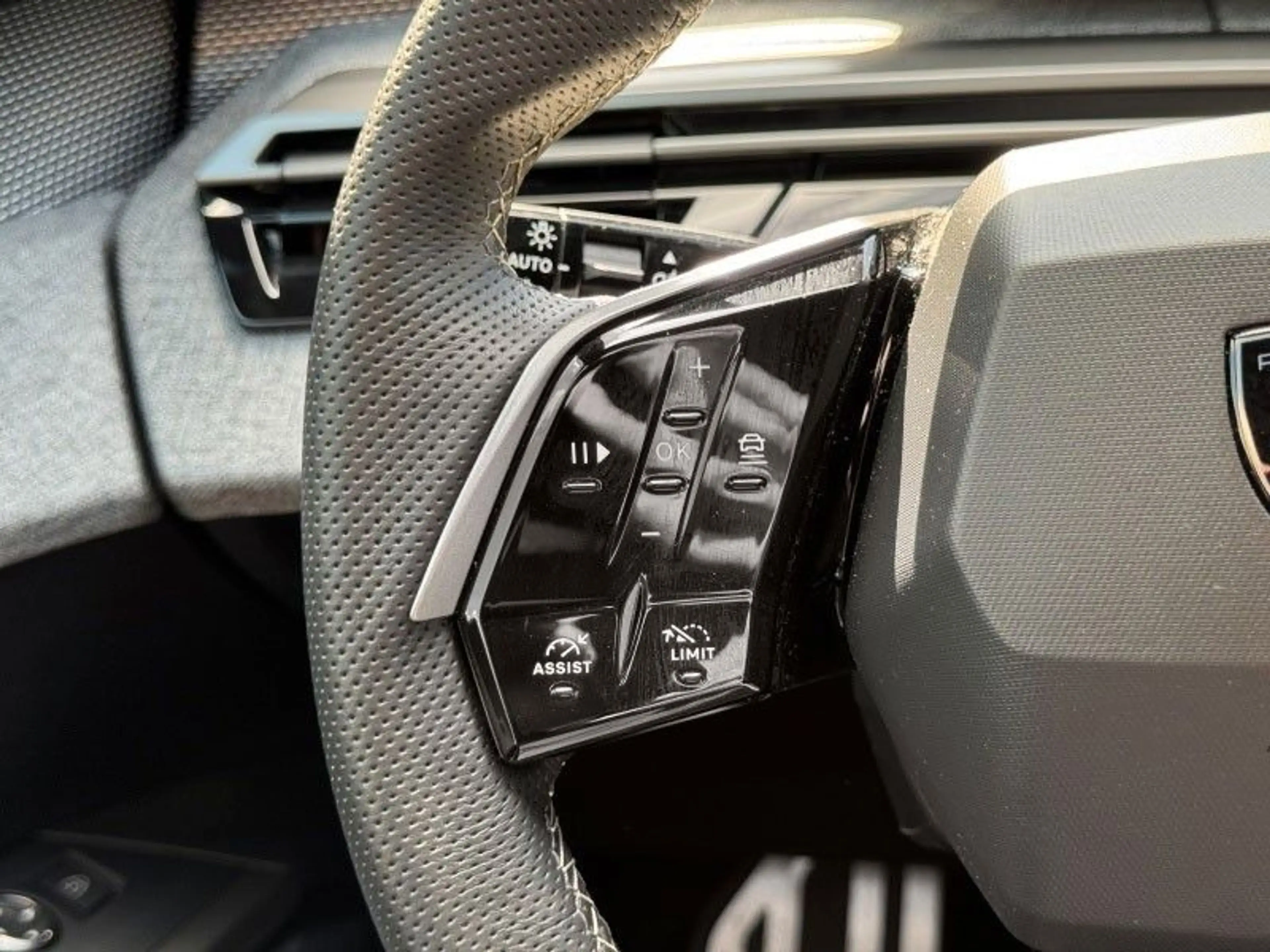 Peugeot 5008 Hybrid 145 GT — photo 12