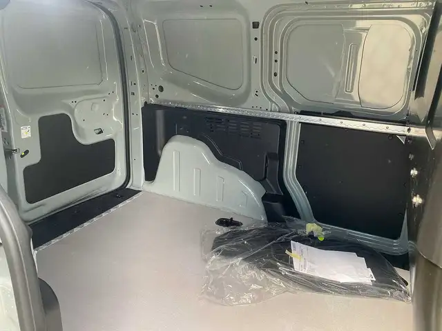 Ford Transit Courier view 5
