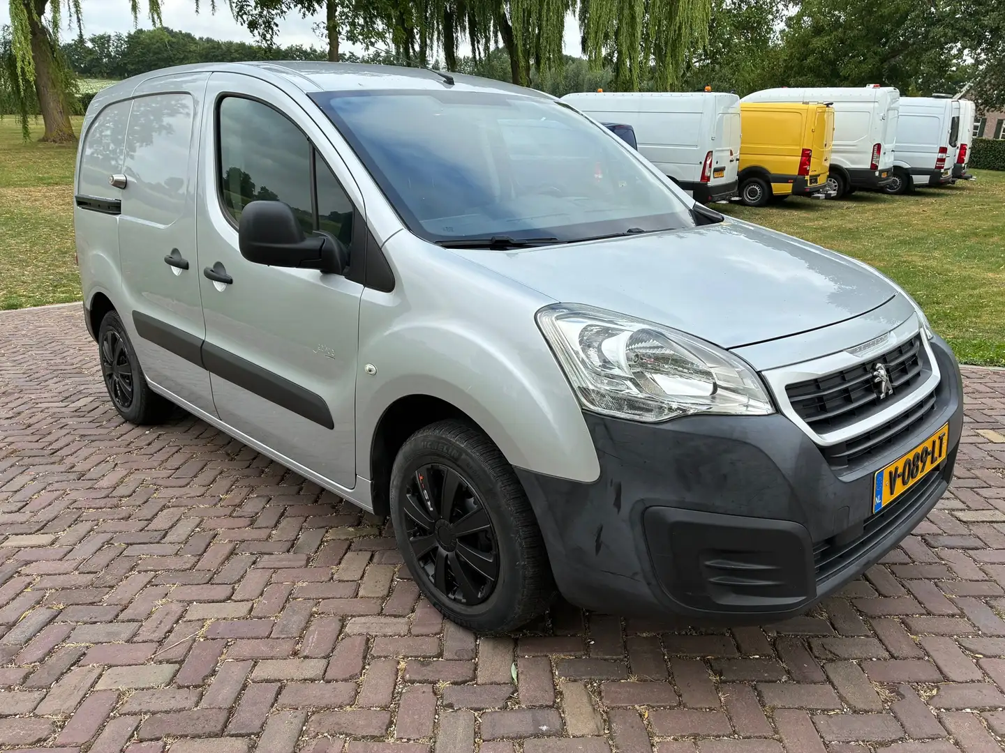 Peugeot Partner 1.6 BlueHDi 100pk EURO 6, AIRCO CRUISE PARKEERSENS Zilver - 2
