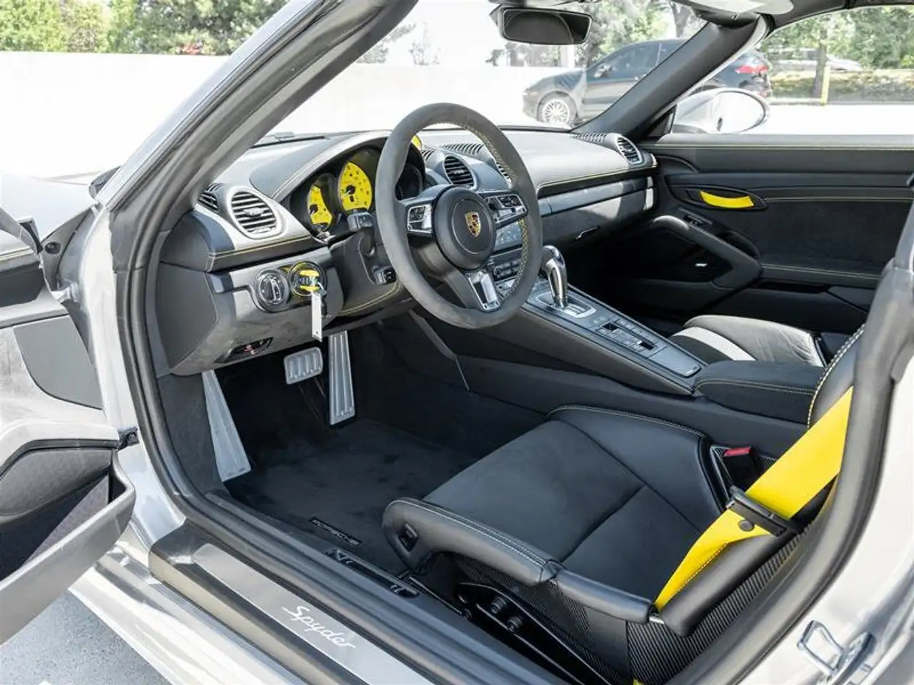 Porsche 718 Spyder снимка Porsche 718 Spyder