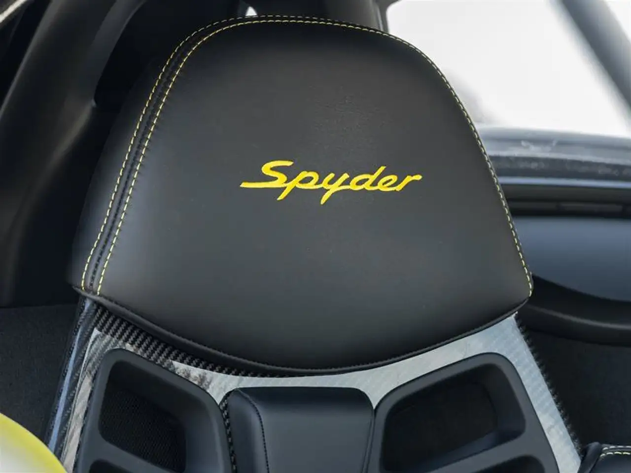 Porsche 718 Spyder снимка Porsche 718 Spyder