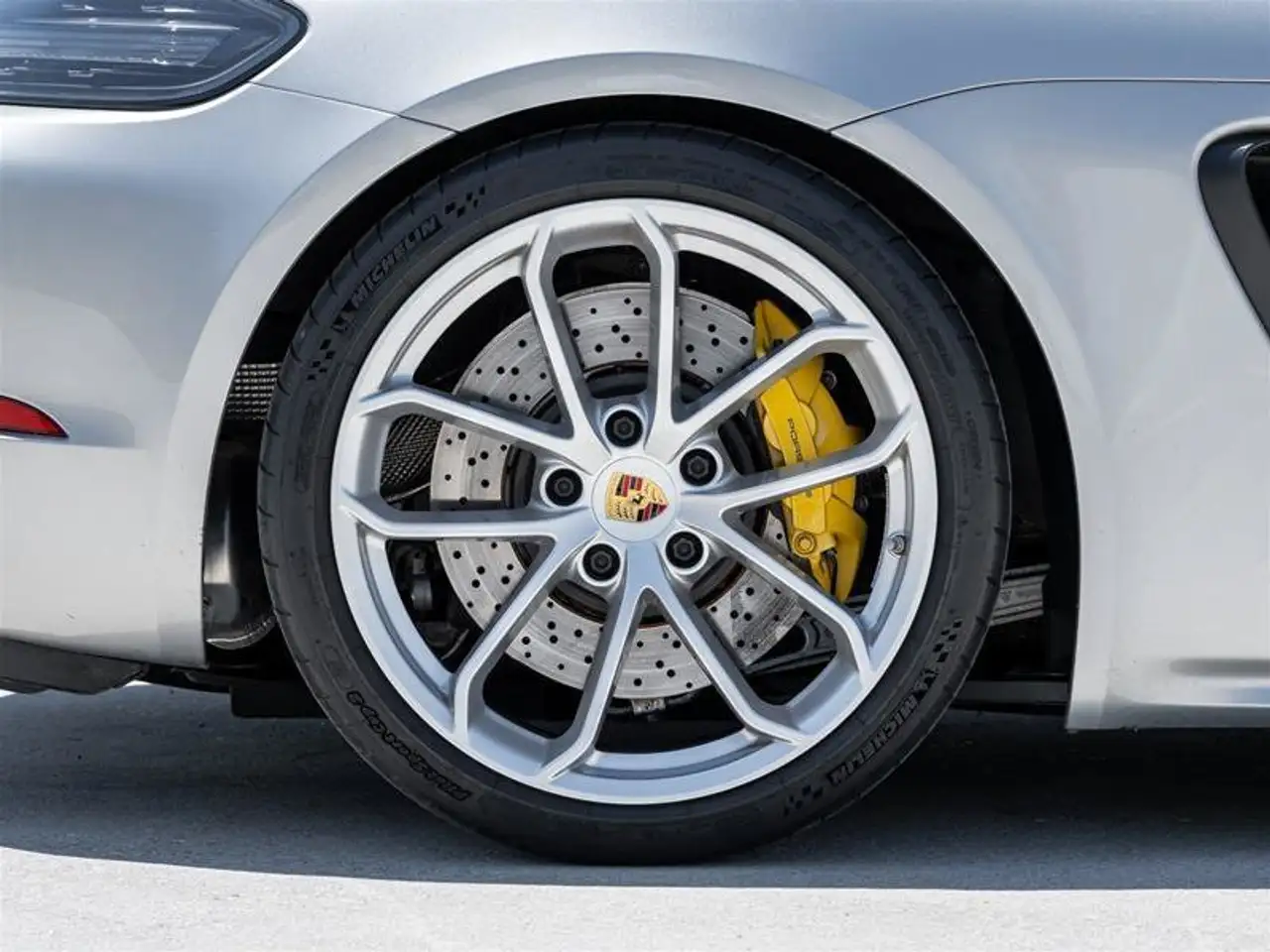 Porsche 718 Spyder снимка Porsche 718 Spyder