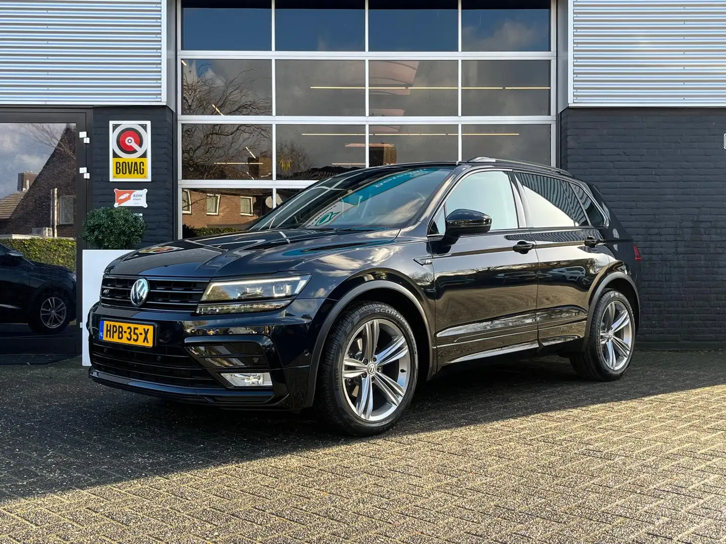 Volkswagen Tiguan 1.4 TSI Comfortline R-Line, Automaat, Camera, CarP Zwart - 1
