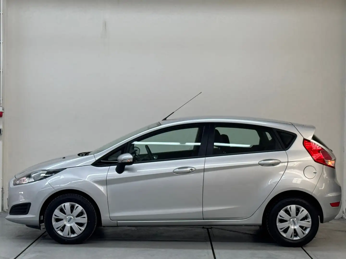 Ford Fiesta 1.0 Champion 5drs Navi Airco Elektr.pakket Grau - 2