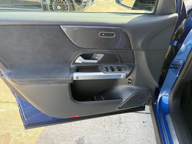 Mercedes-Benz GLB view 14