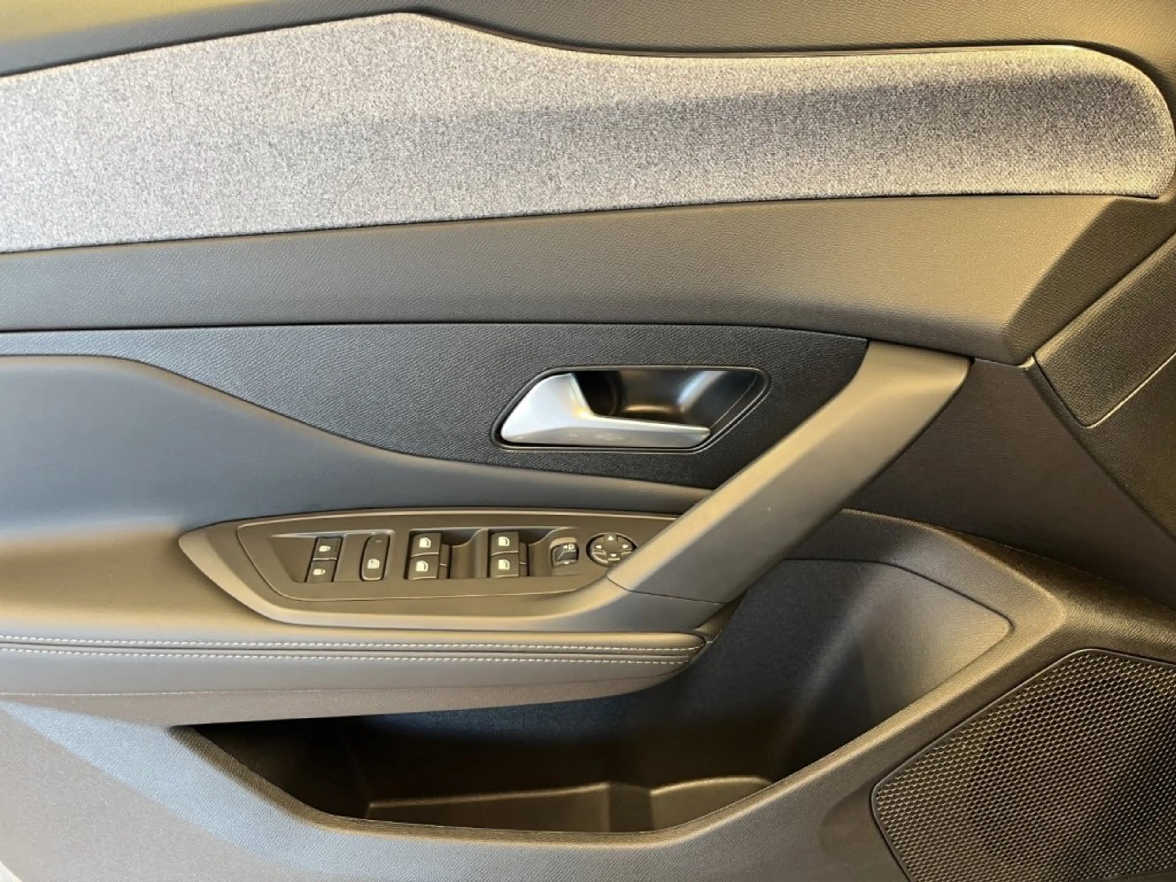 Peugeot 308 Allure MHEV 145 e-DCS6 — photo 12