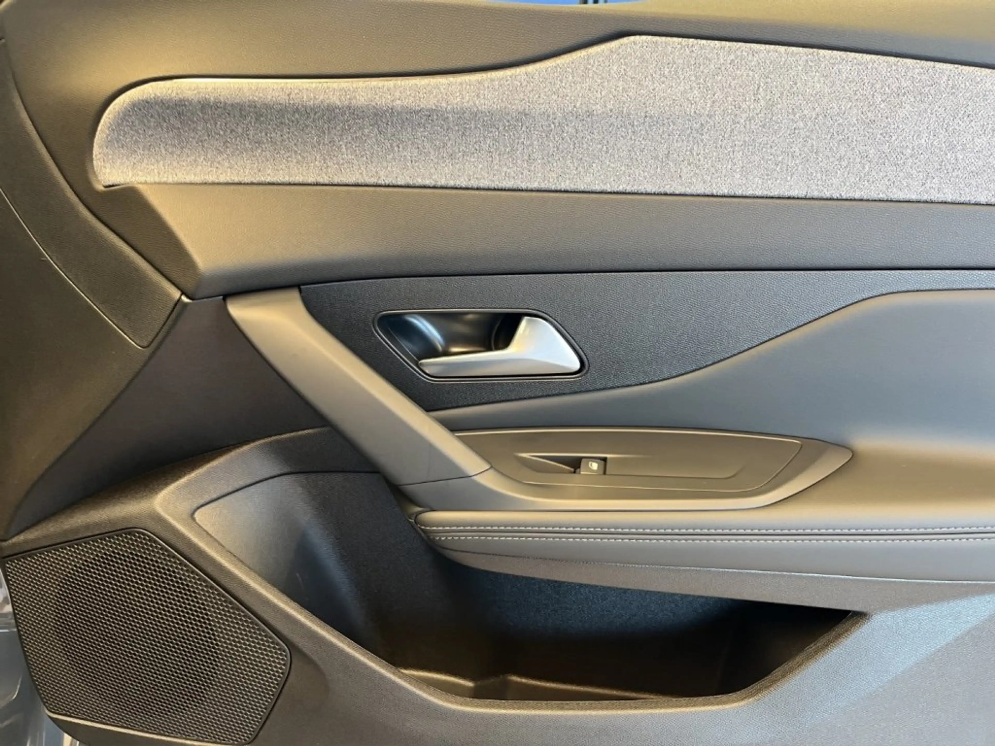 Peugeot 308 Allure MHEV 145 e-DCS6 — photo 16