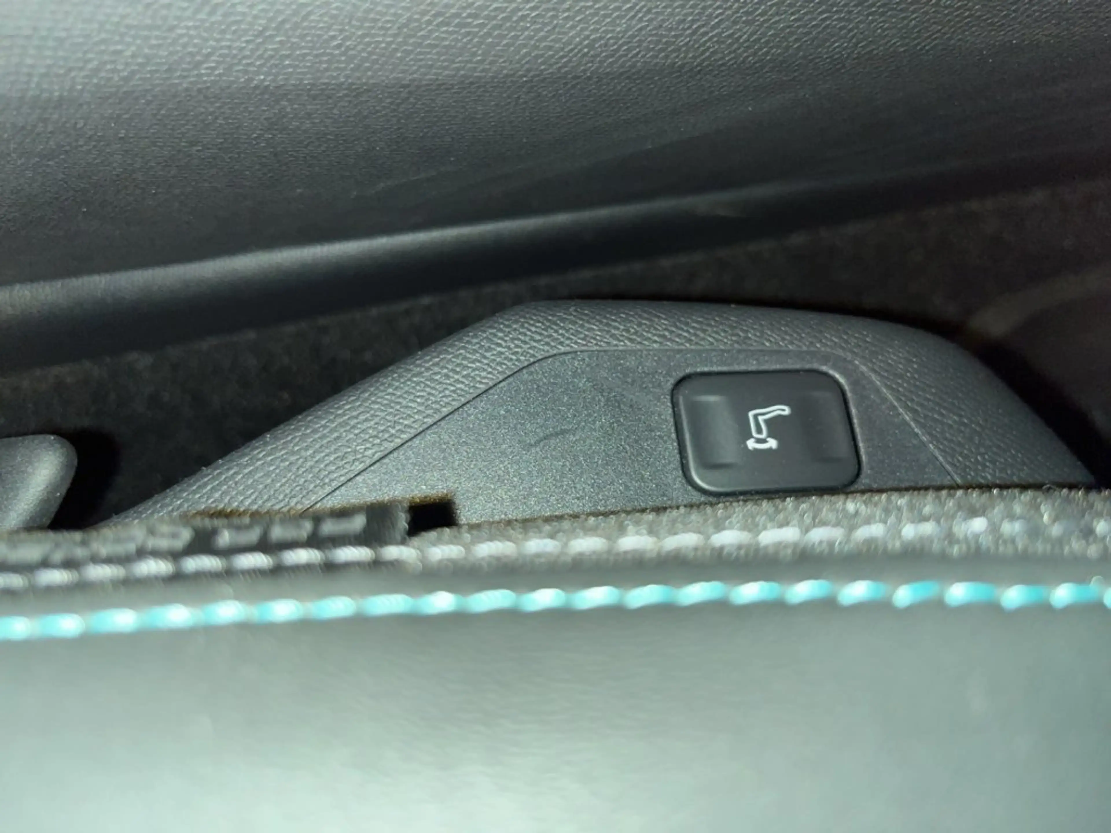 Peugeot 308 Allure MHEV 145 e-DCS6 — photo 24