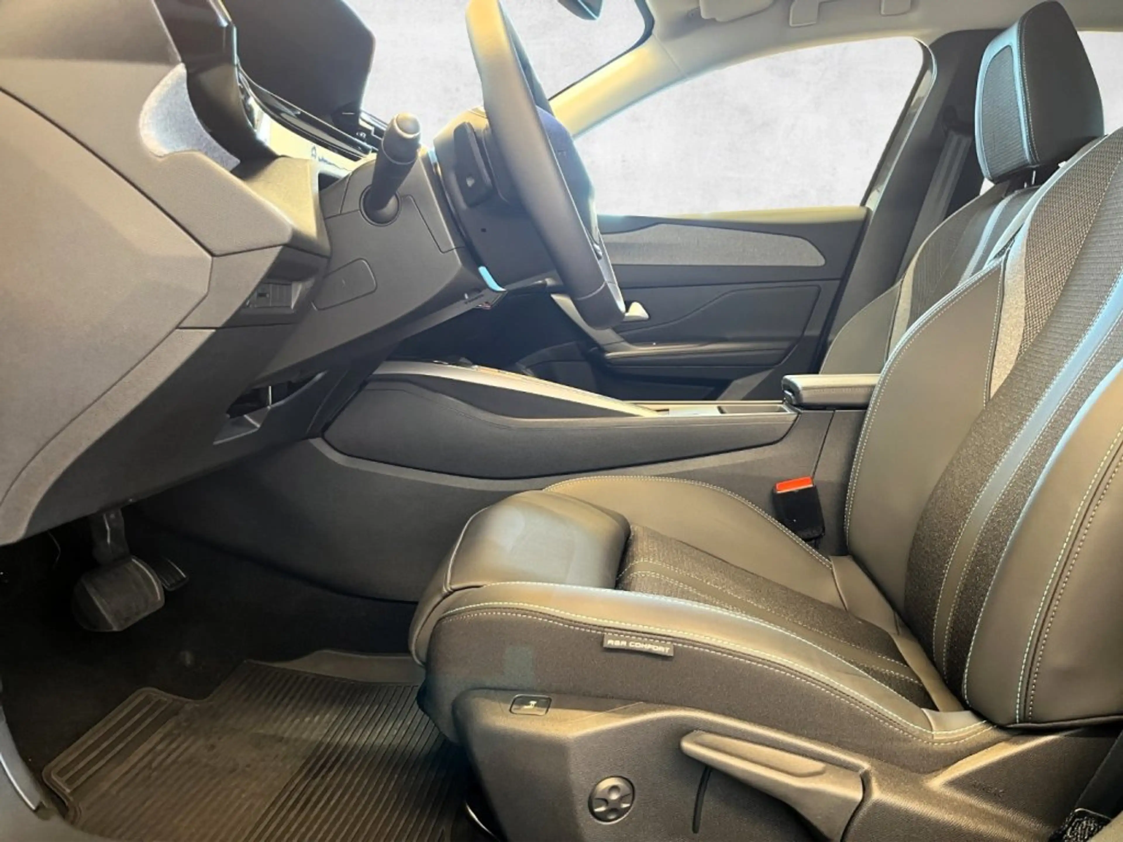 Peugeot 308 Allure MHEV 145 e-DCS6 — photo 9