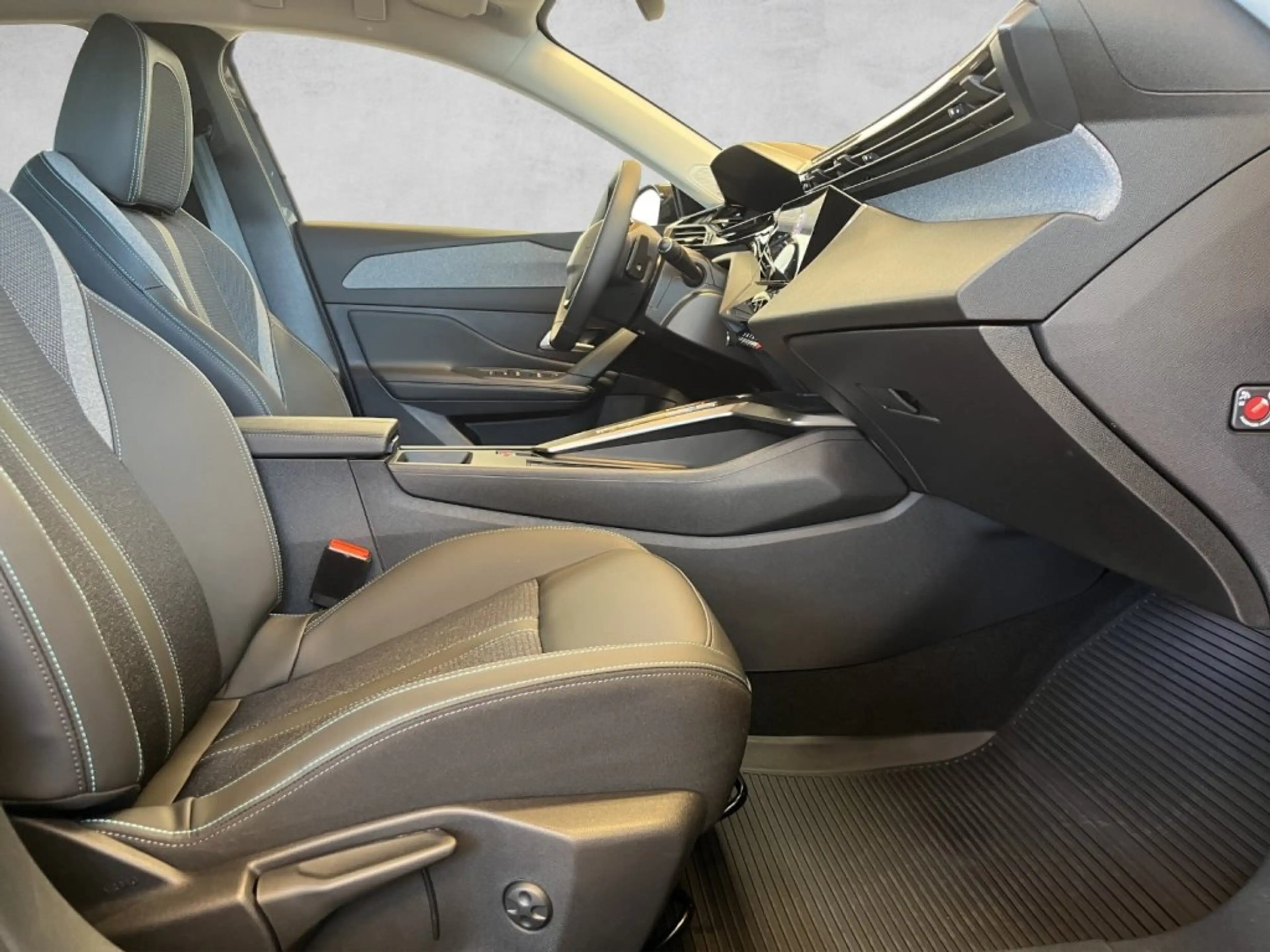 Peugeot 308 Allure MHEV 145 e-DCS6 — photo 17