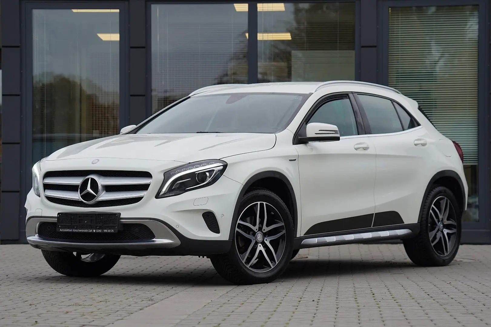 Mercedes-Benz GLA 180 Activity Edition MIT 2 JAHREN GARANTIE ! Weiß - 1
