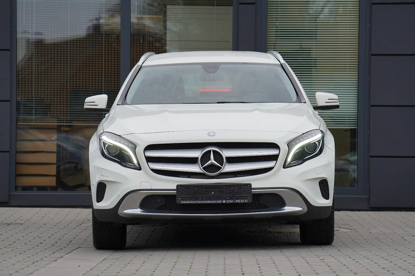 Mercedes-Benz GLA 180 Activity Edition MIT 2 JAHREN GARANTIE ! Weiß - 2