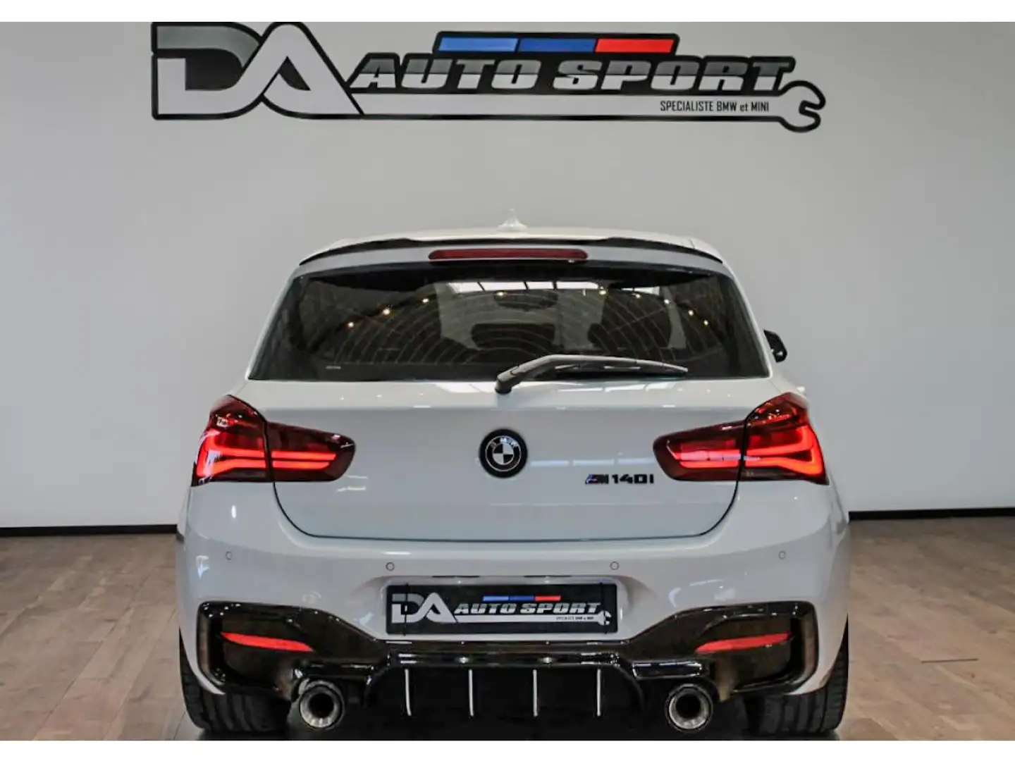 BMW 114 140i - BVA Sport  BERLINE F20 LCI M Performance PH Bílá - 2