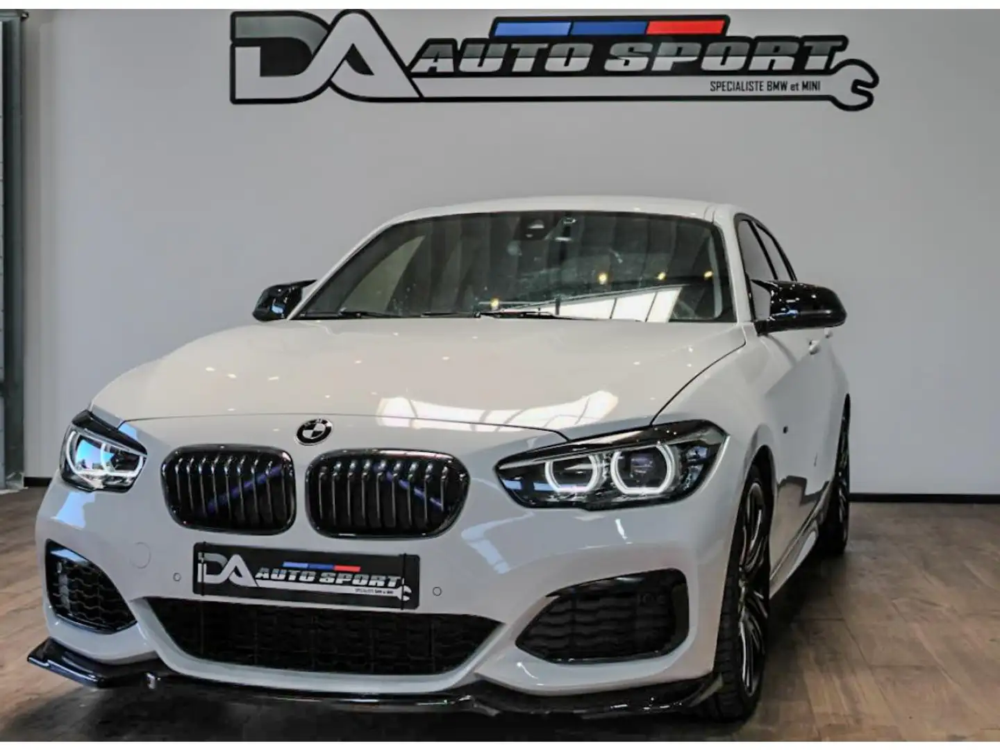 BMW 114 140i - BVA Sport  BERLINE F20 LCI M Performance PH Bílá - 1