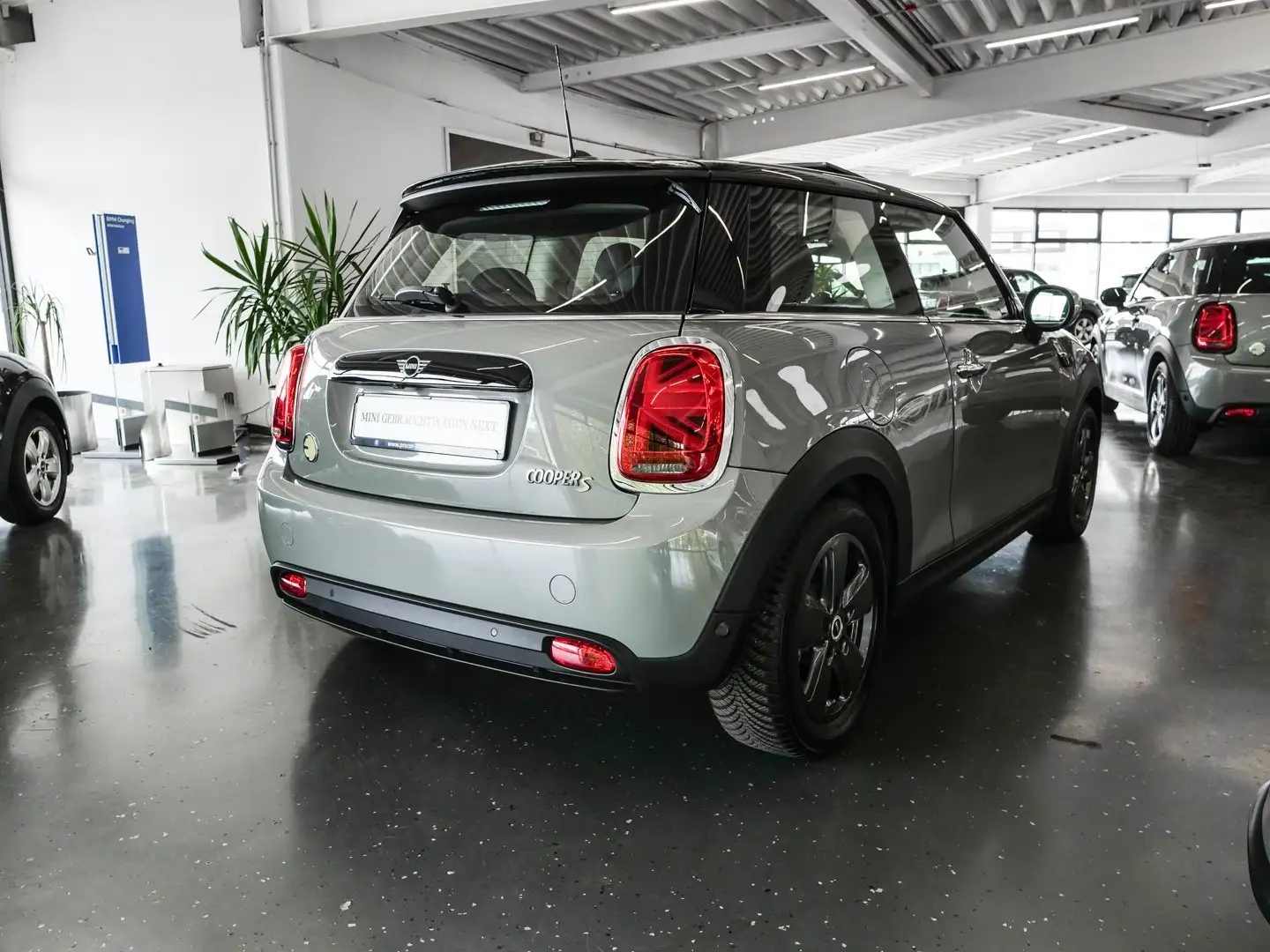 MINI Cooper SE Essential Trim Aut Nav LED Pano RFK Grigio - 2